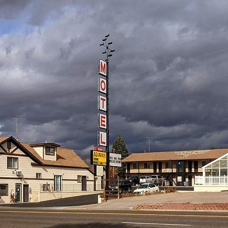 Aquarius Inn Bicknell Bagian luar foto