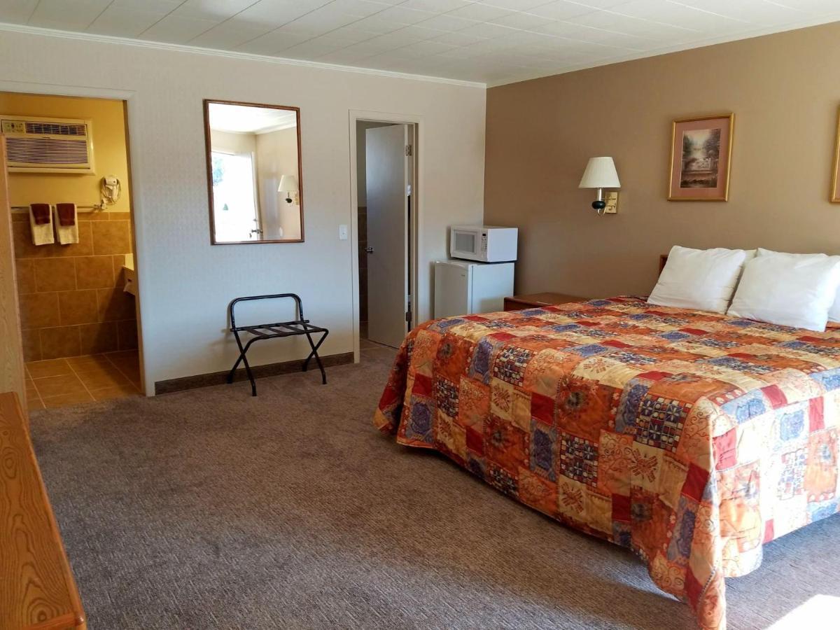 Aquarius Inn Bicknell Bagian luar foto