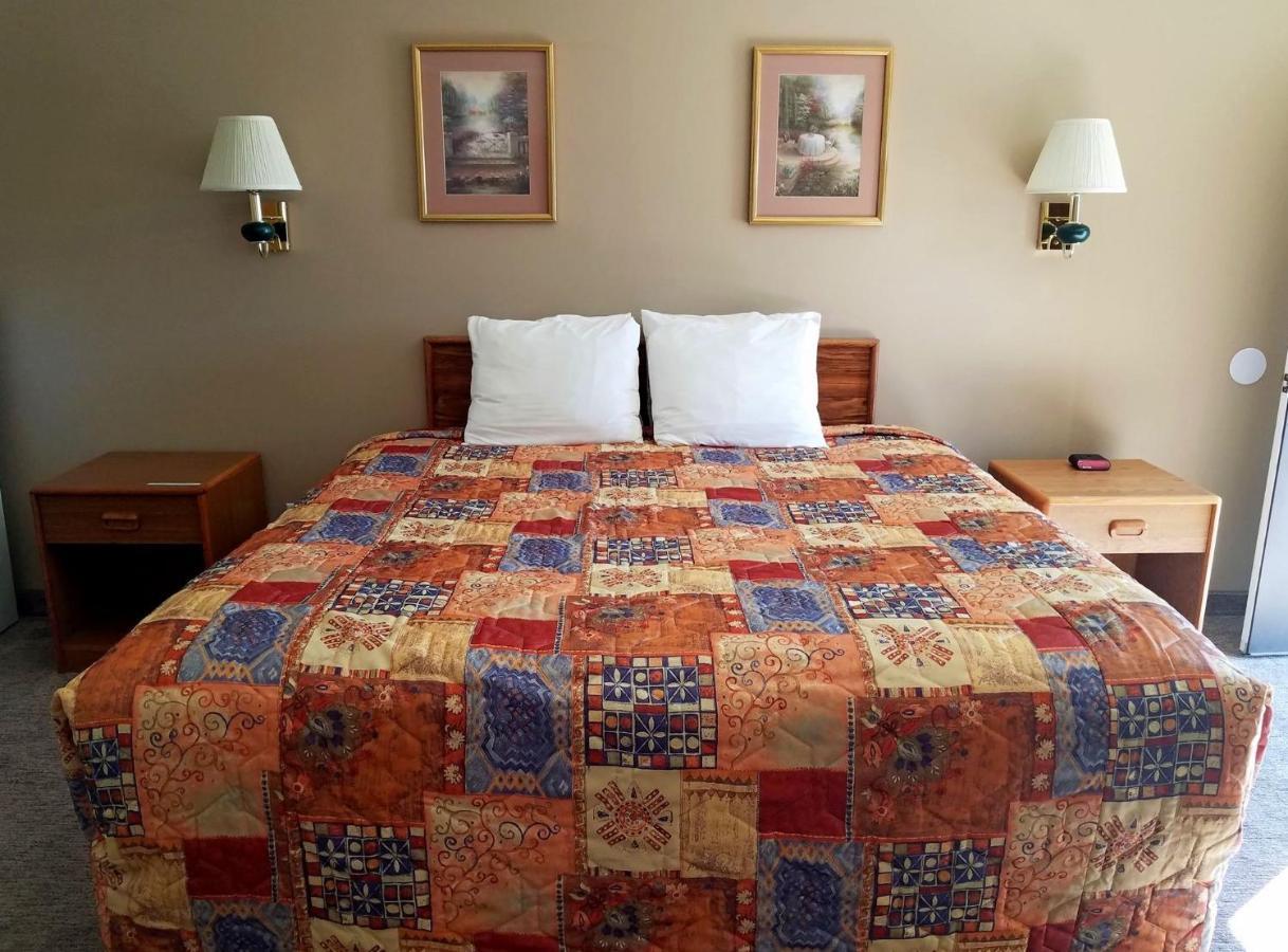 Aquarius Inn Bicknell Bagian luar foto