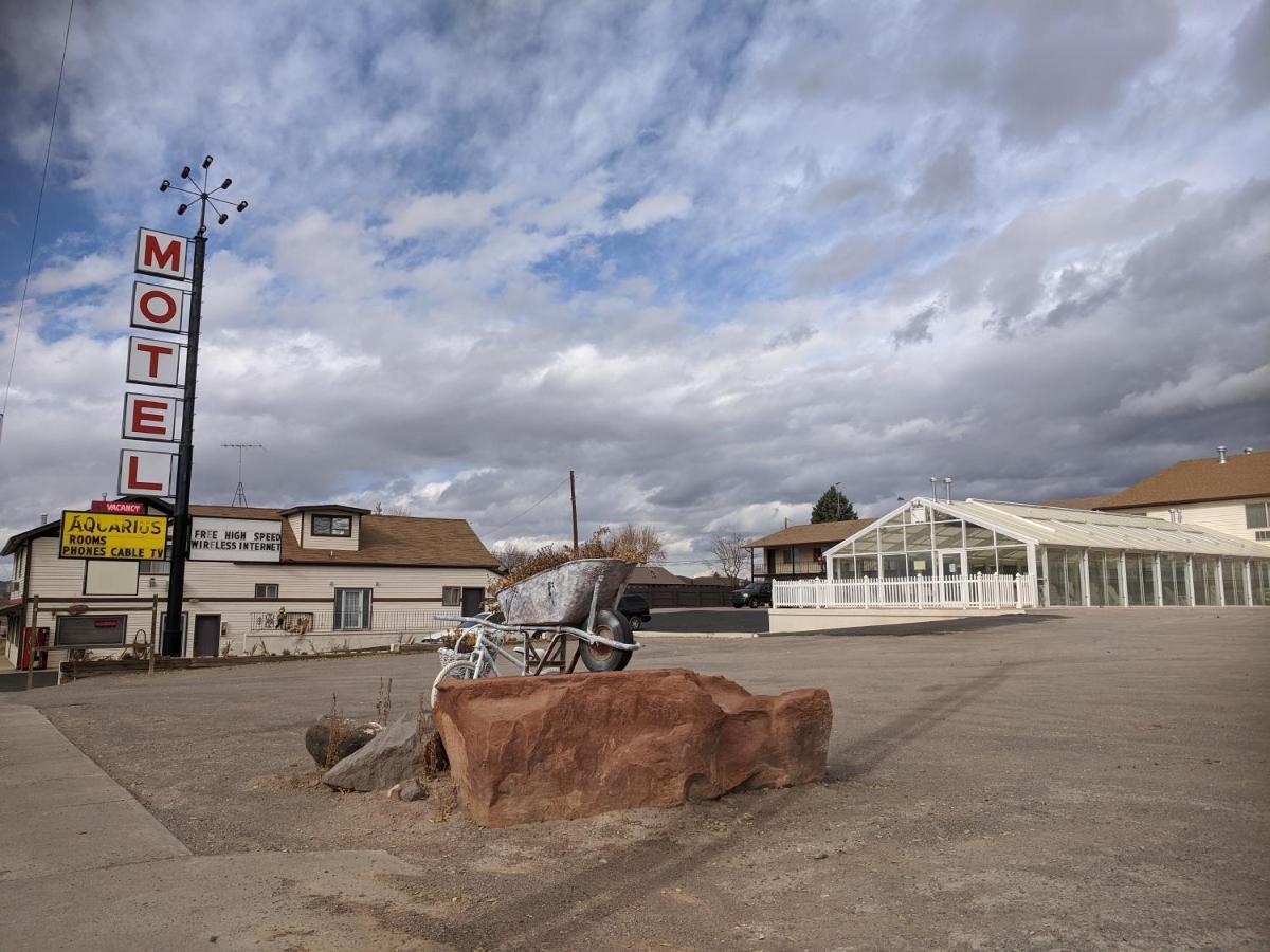 Aquarius Inn Bicknell Bagian luar foto