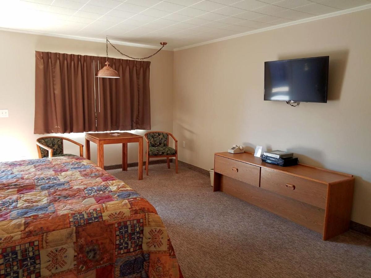 Aquarius Inn Bicknell Bagian luar foto
