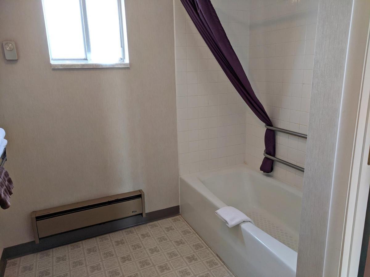 Aquarius Inn Bicknell Bagian luar foto