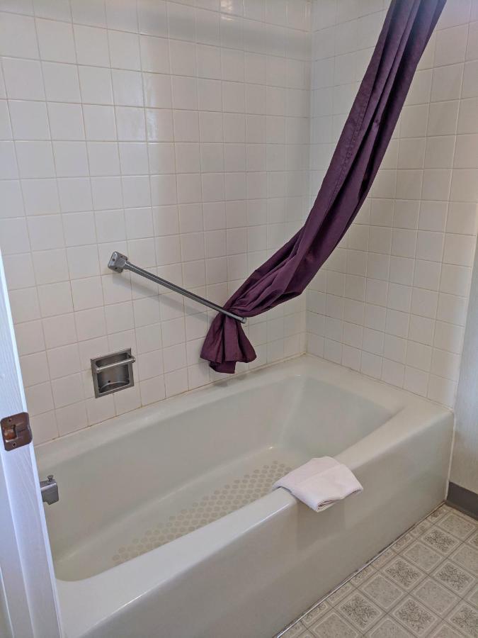 Aquarius Inn Bicknell Bagian luar foto