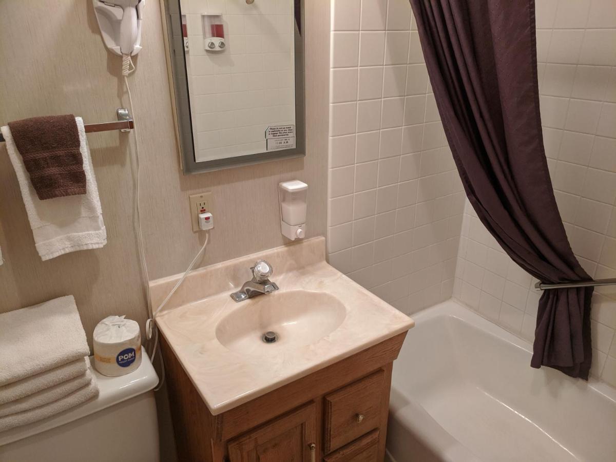 Aquarius Inn Bicknell Bagian luar foto