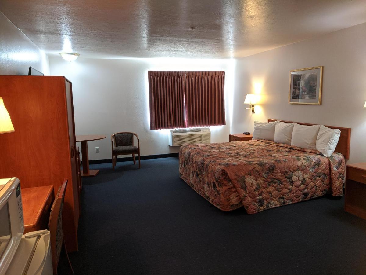 Aquarius Inn Bicknell Bagian luar foto