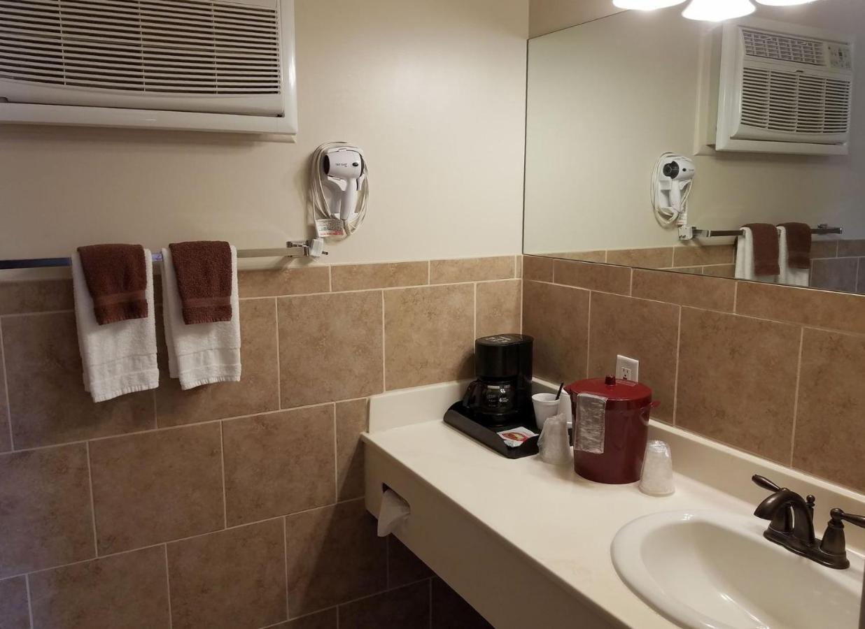 Aquarius Inn Bicknell Bagian luar foto