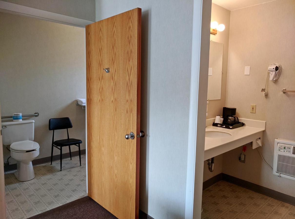 Aquarius Inn Bicknell Bagian luar foto