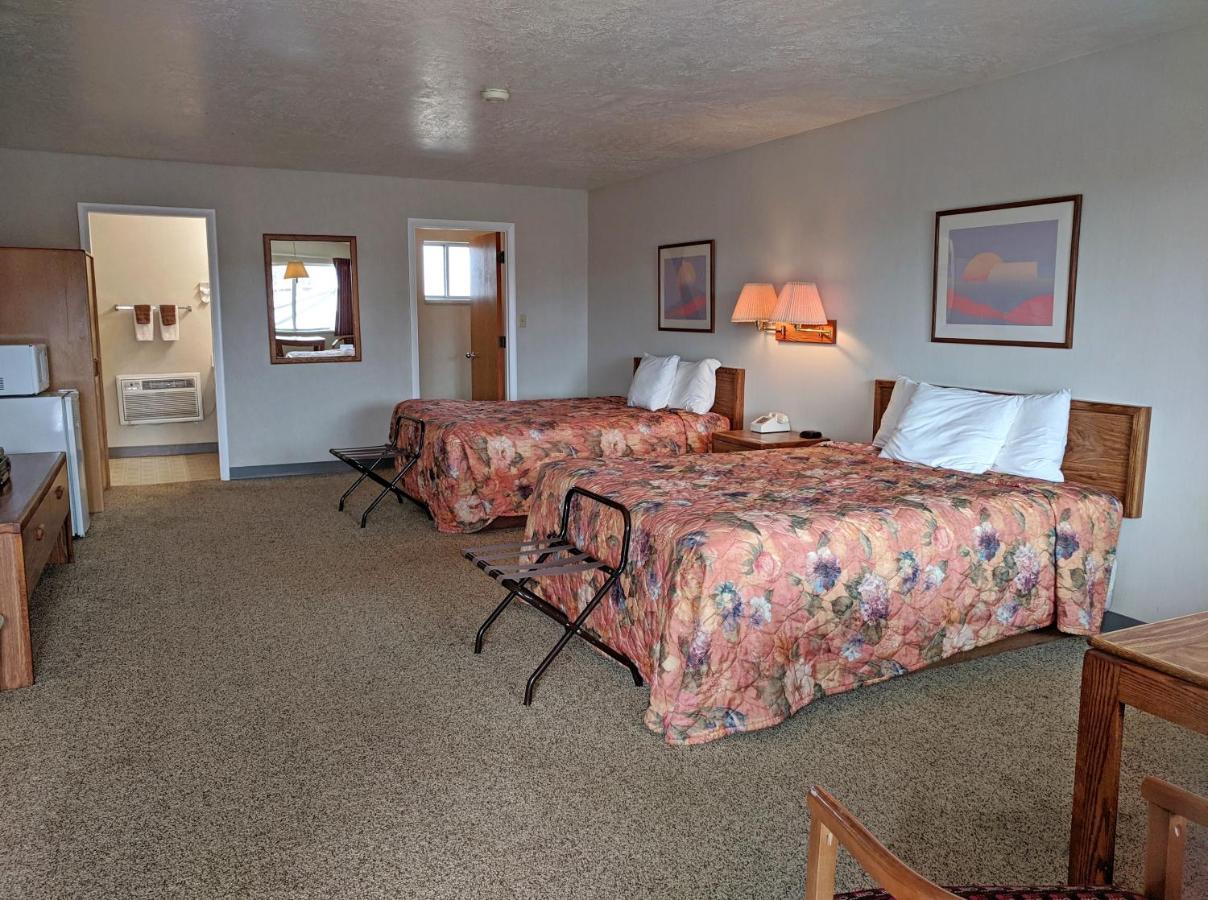 Aquarius Inn Bicknell Bagian luar foto