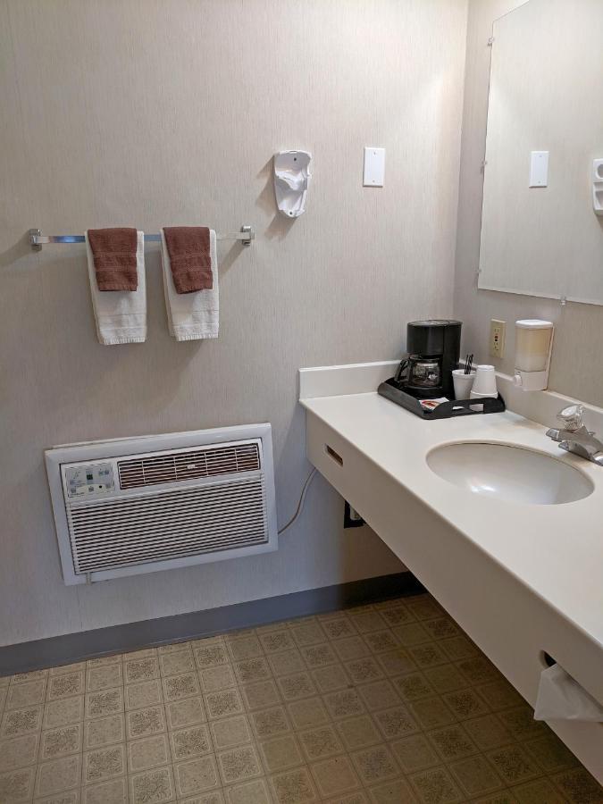 Aquarius Inn Bicknell Bagian luar foto