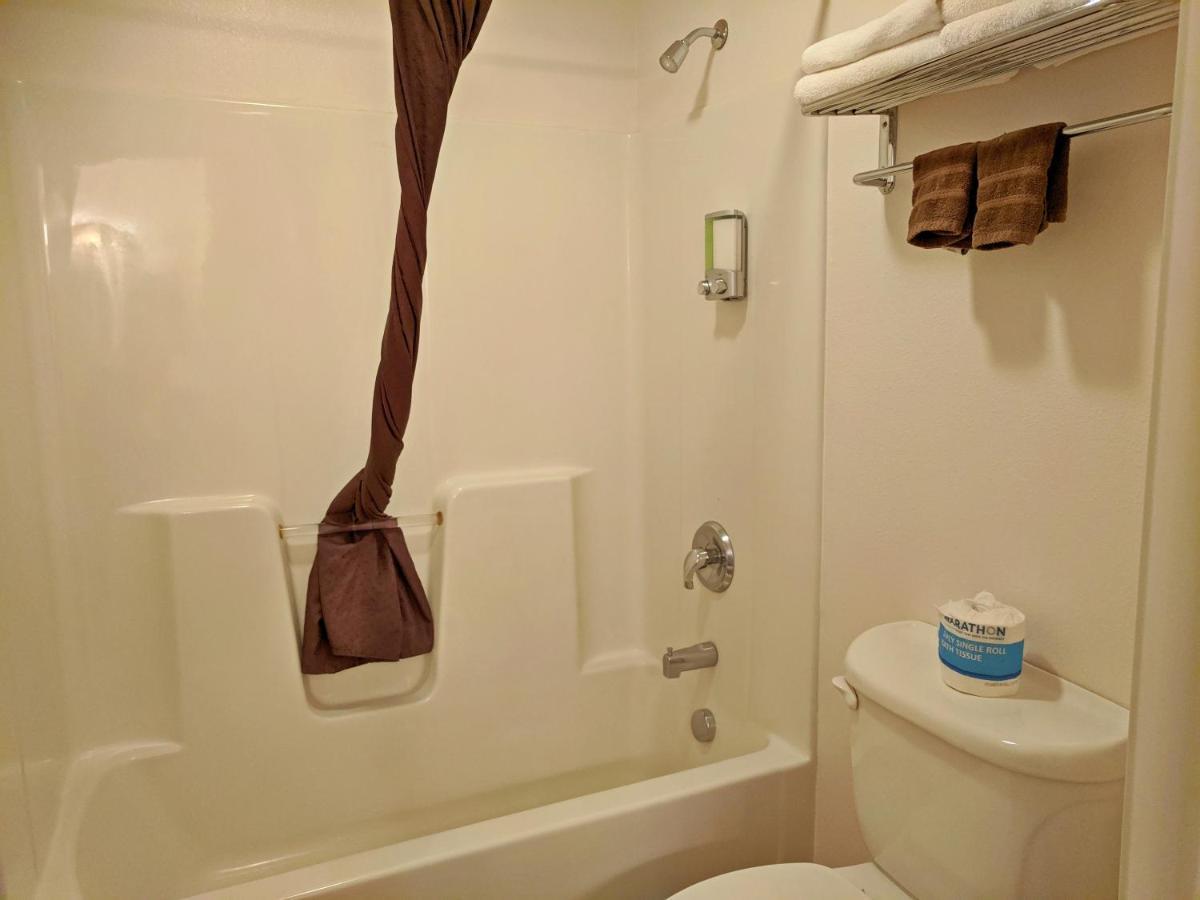 Aquarius Inn Bicknell Bagian luar foto