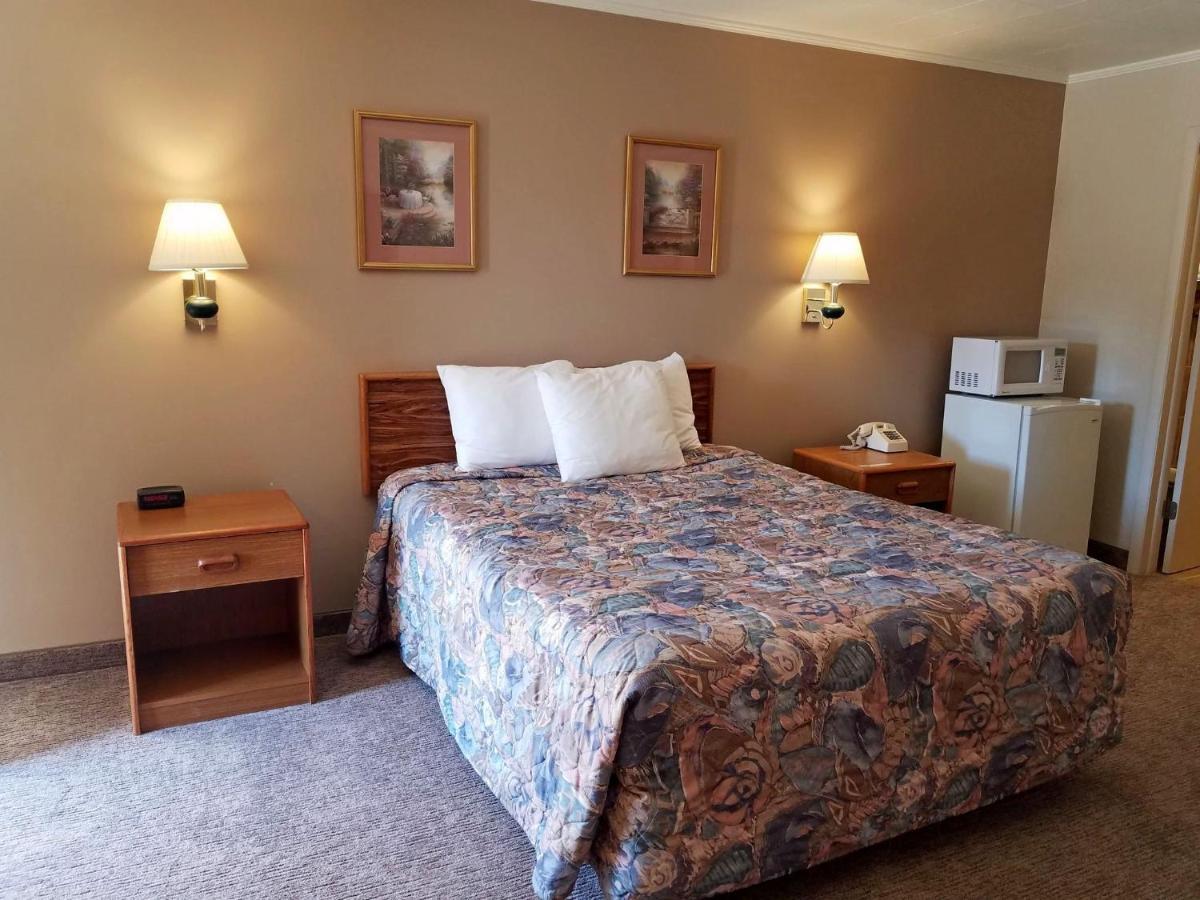 Aquarius Inn Bicknell Bagian luar foto