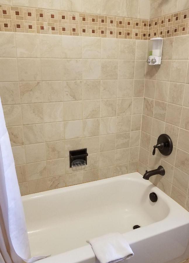 Aquarius Inn Bicknell Bagian luar foto