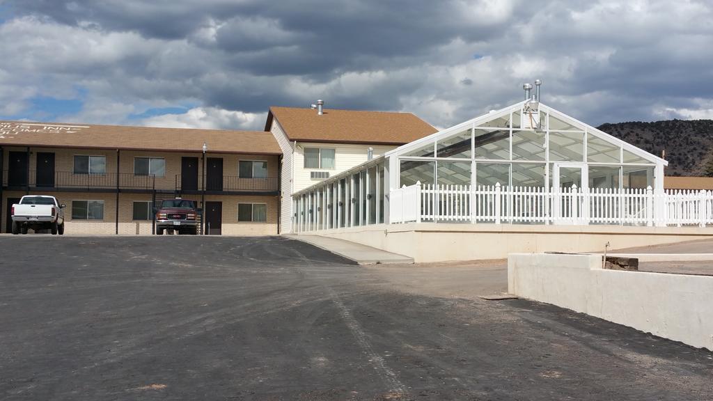 Aquarius Inn Bicknell Bagian luar foto