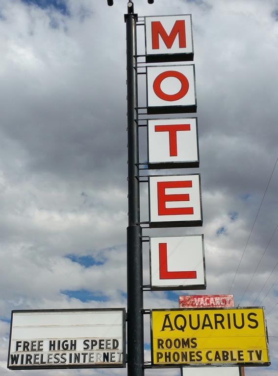 Aquarius Inn Bicknell Bagian luar foto