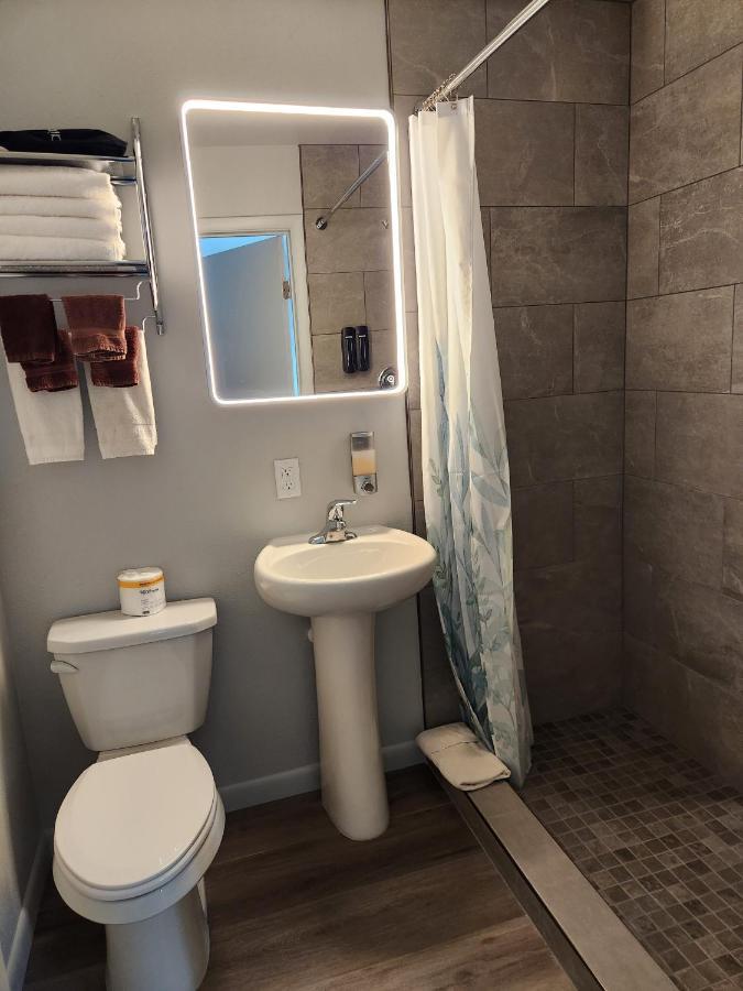Aquarius Inn Bicknell Bagian luar foto