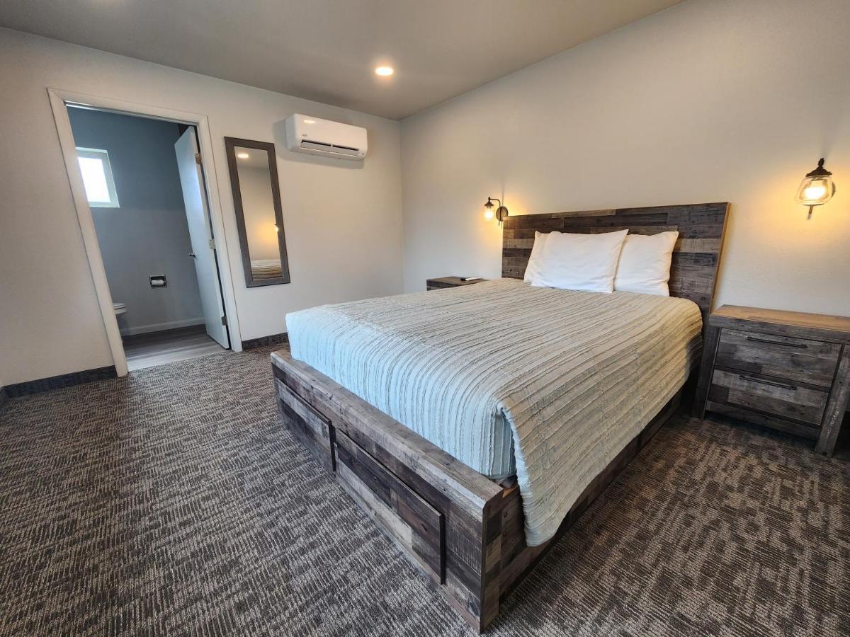 Aquarius Inn Bicknell Bagian luar foto
