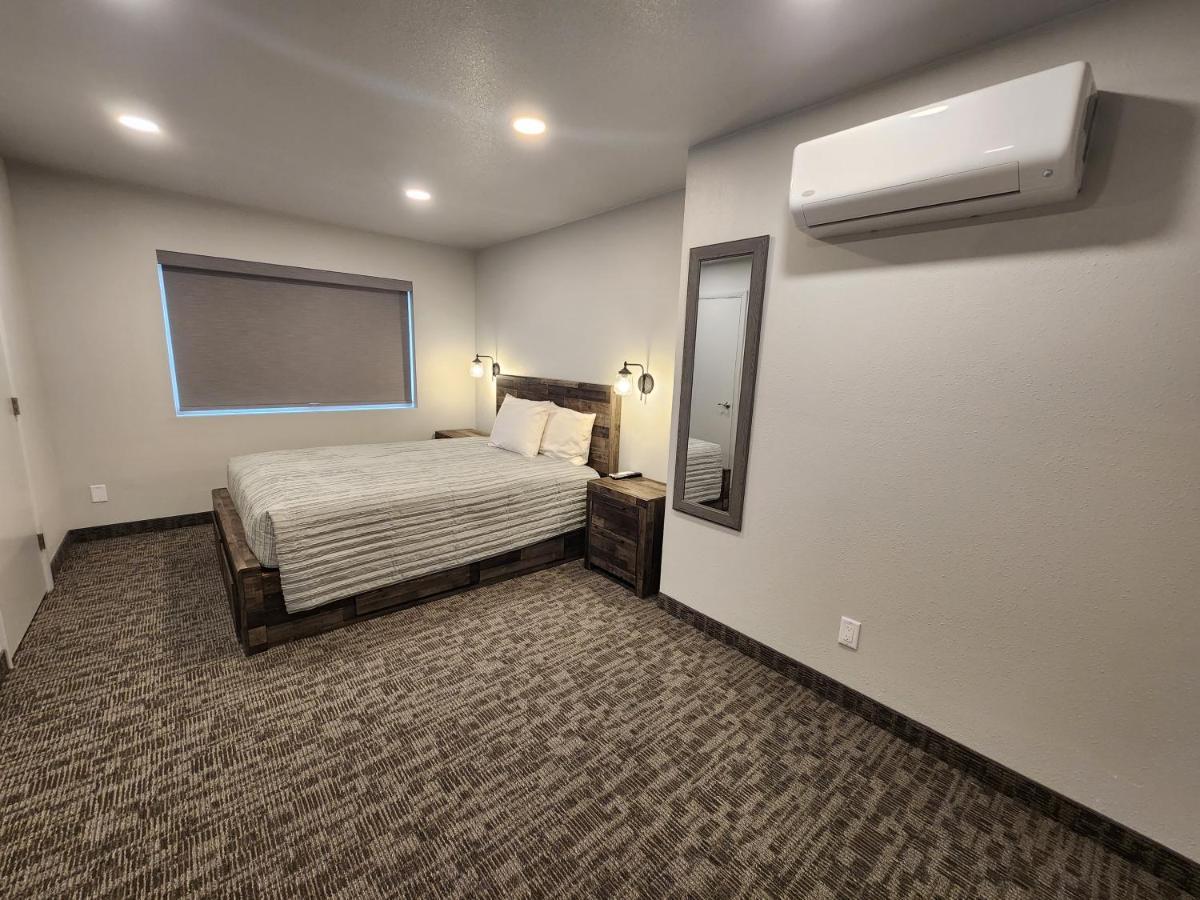 Aquarius Inn Bicknell Bagian luar foto