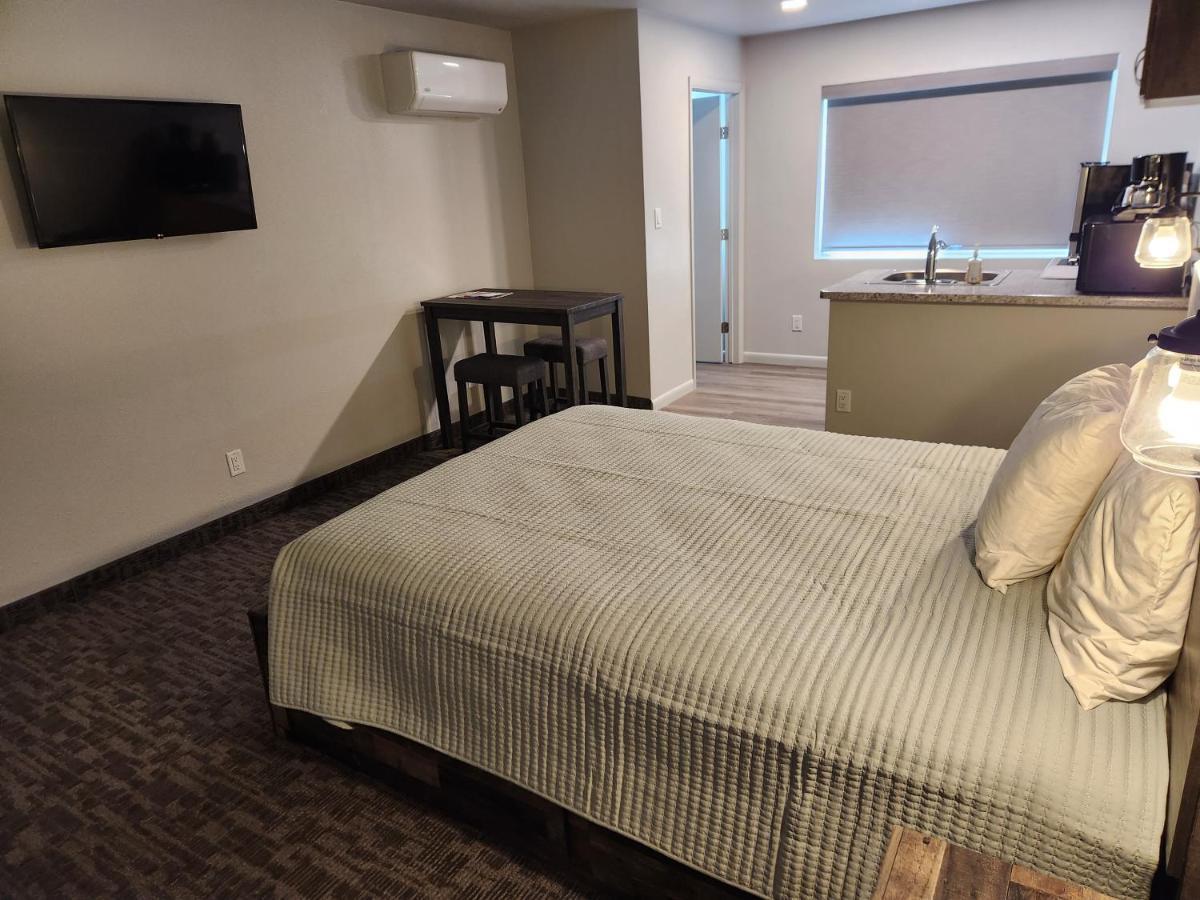 Aquarius Inn Bicknell Bagian luar foto