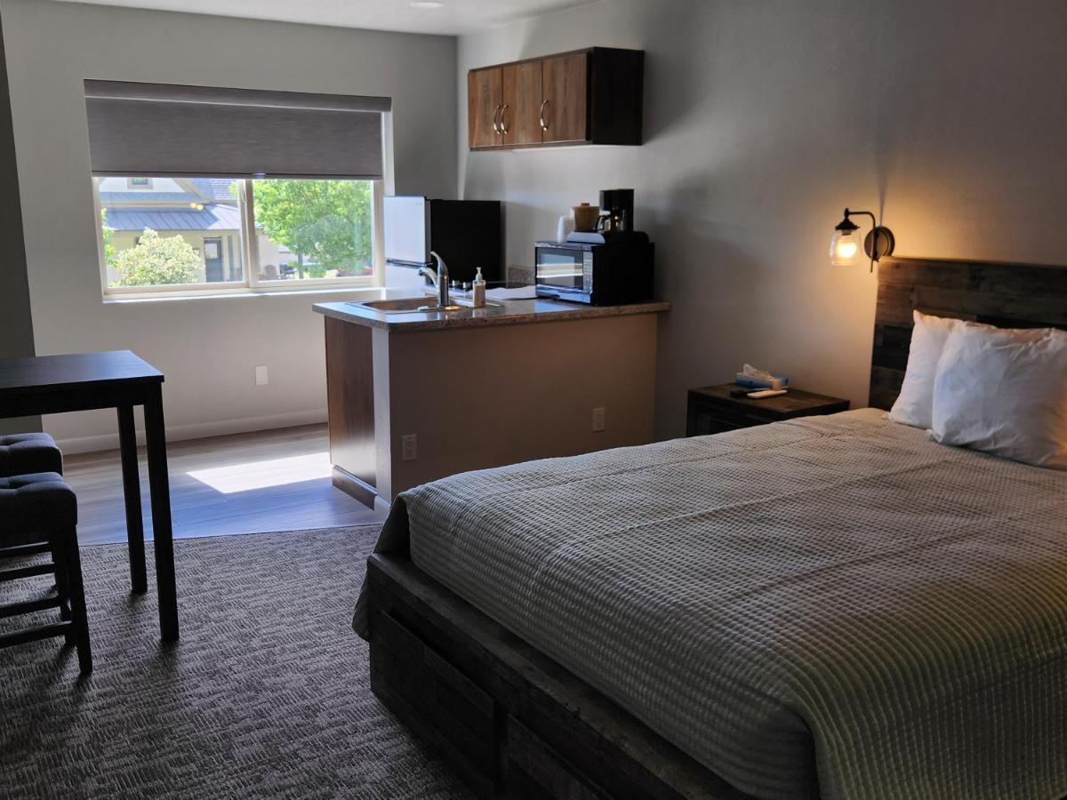 Aquarius Inn Bicknell Bagian luar foto