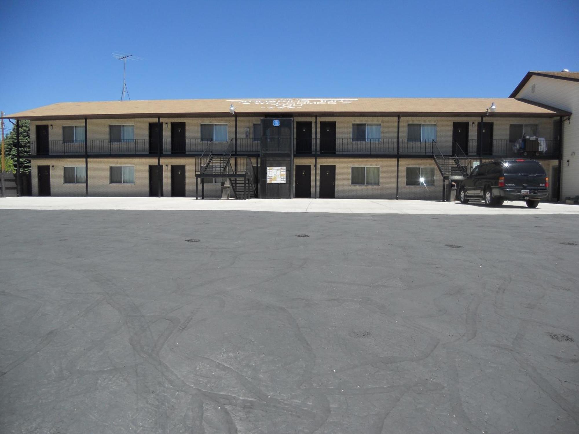 Aquarius Inn Bicknell Bagian luar foto