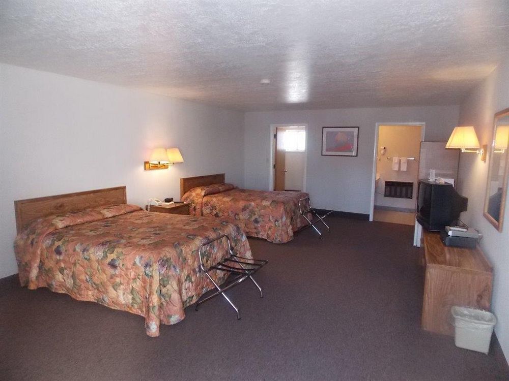 Aquarius Inn Bicknell Bagian luar foto