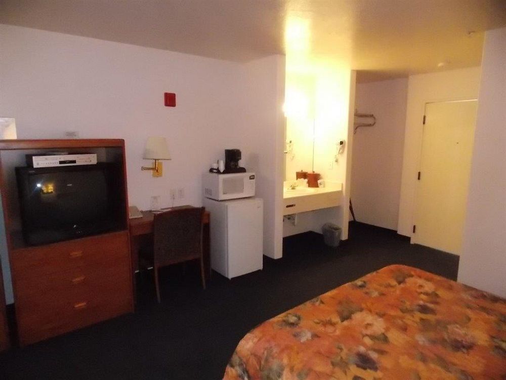 Aquarius Inn Bicknell Bagian luar foto