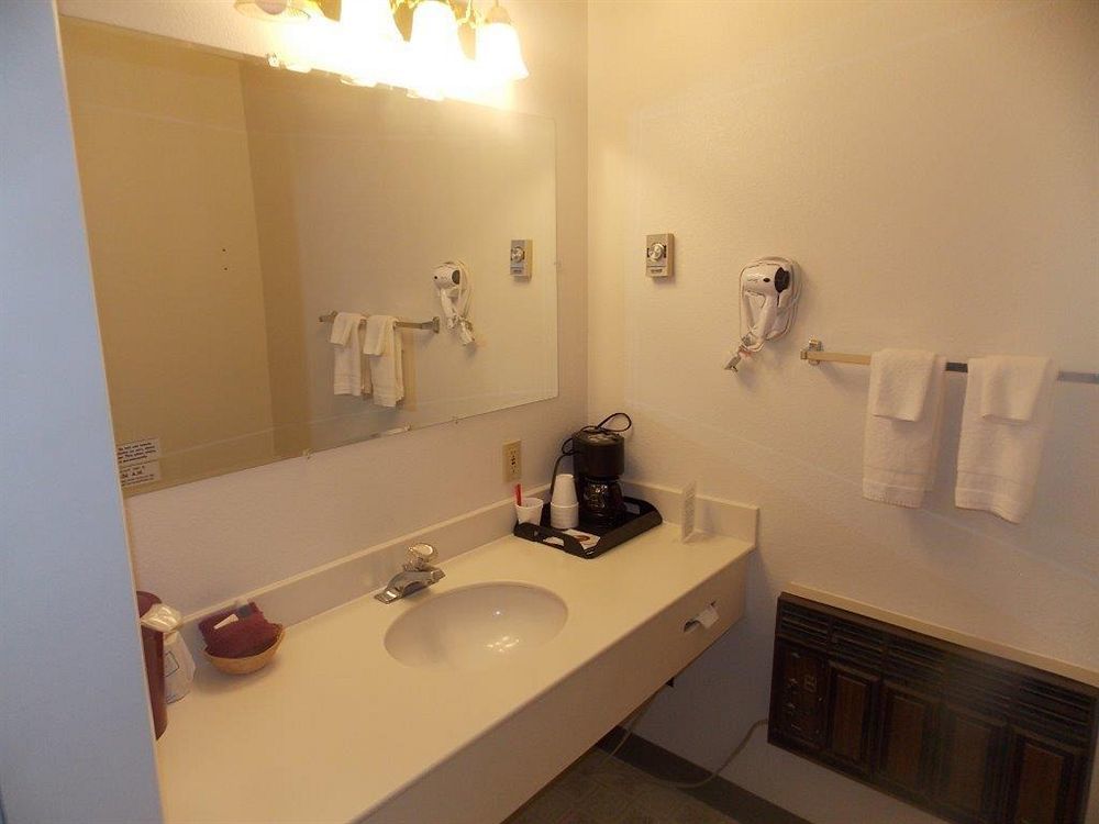 Aquarius Inn Bicknell Bagian luar foto
