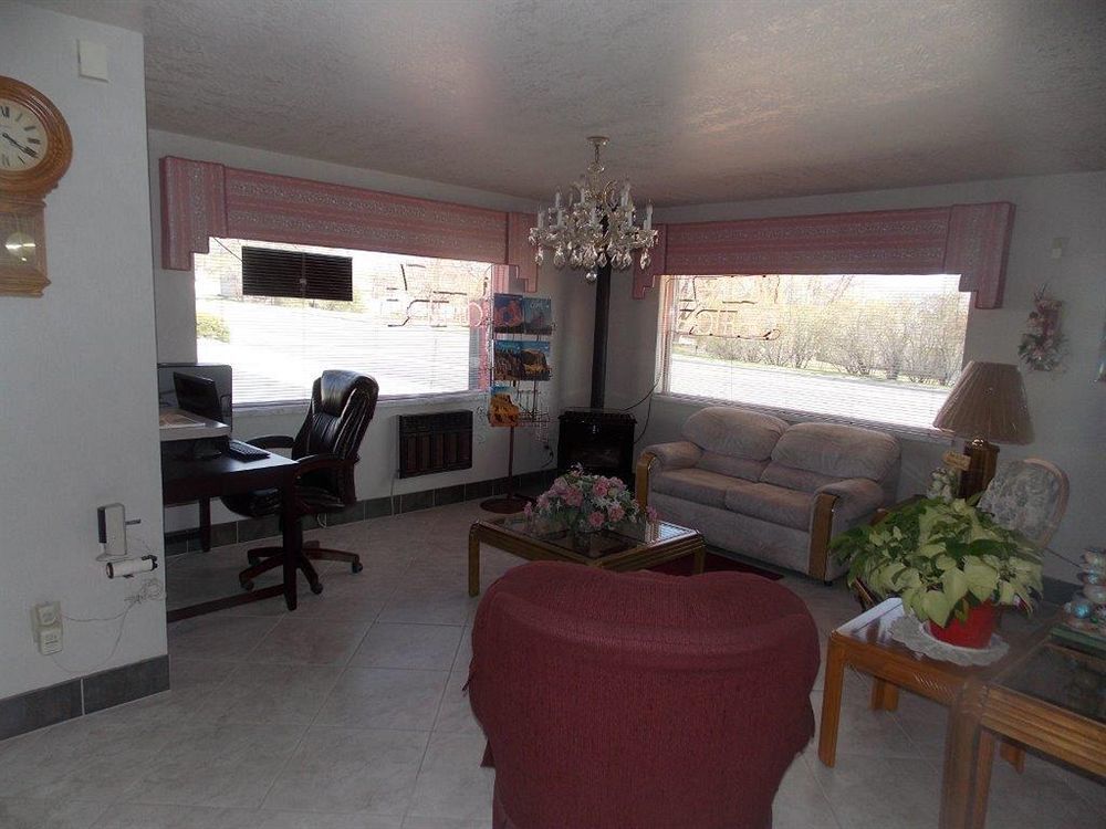 Aquarius Inn Bicknell Bagian luar foto