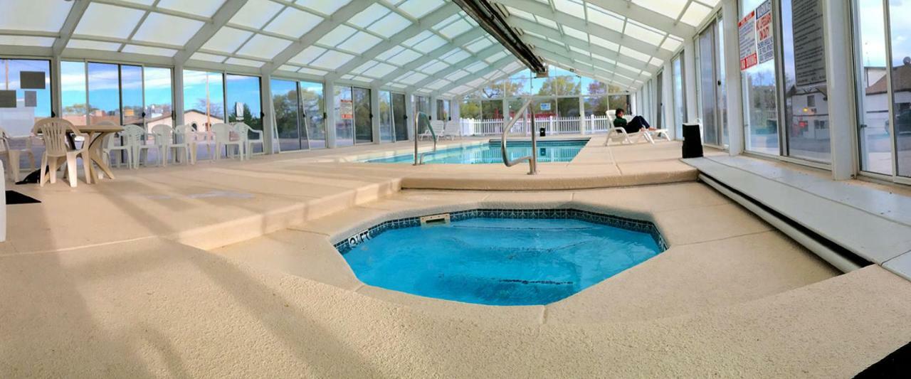 Aquarius Inn Bicknell Bagian luar foto